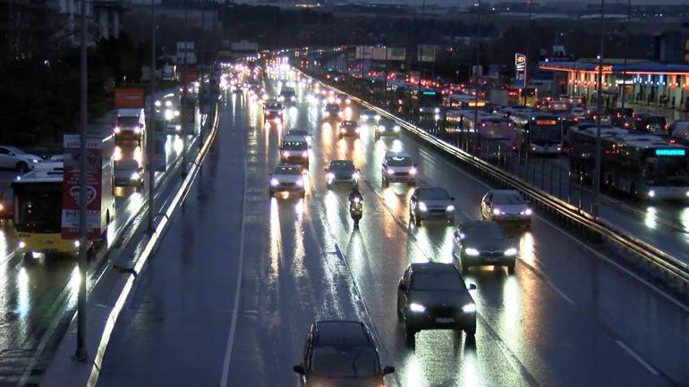 İstanbulda sağanak yağmurun da etkisiyle trafik yoğunluğu yaşanıyor