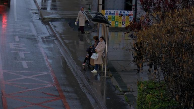 İstanbulda sağanak yağmurun da etkisiyle trafik yoğunluğu yaşanıyor