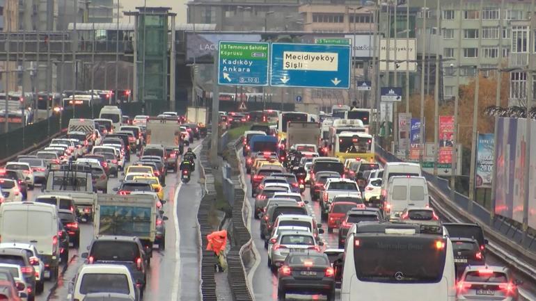 İstanbulda sağanak yağmurun da etkisiyle trafik yoğunluğu yaşanıyor