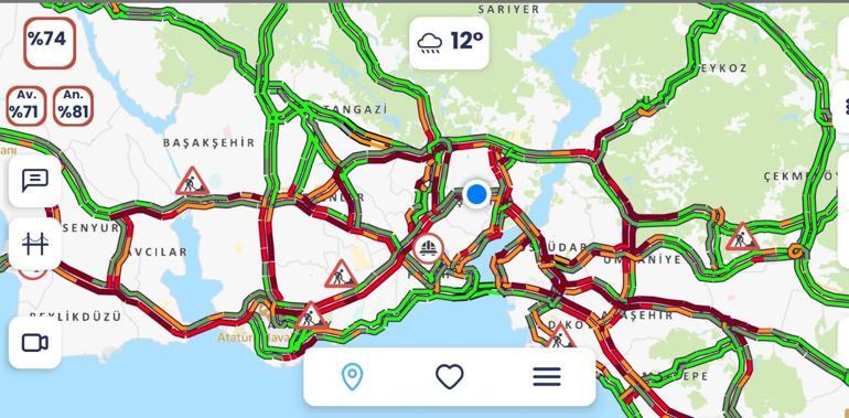 İstanbulda sağanak yağmurun da etkisiyle trafik yoğunluğu yaşanıyor