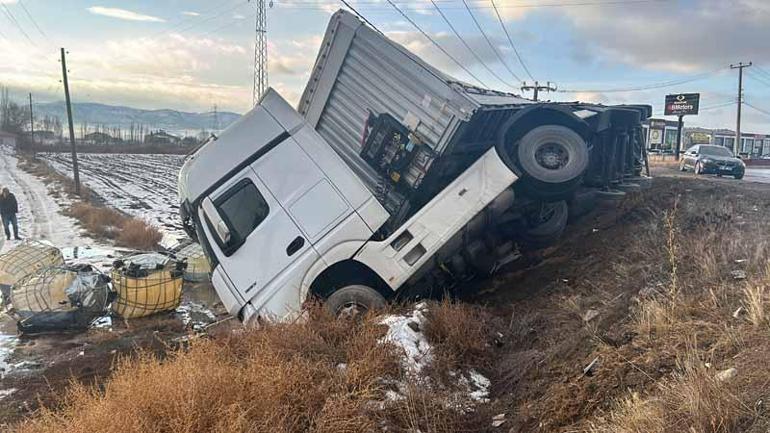 Sivasta buz tutan yollarda araçlar devrildi