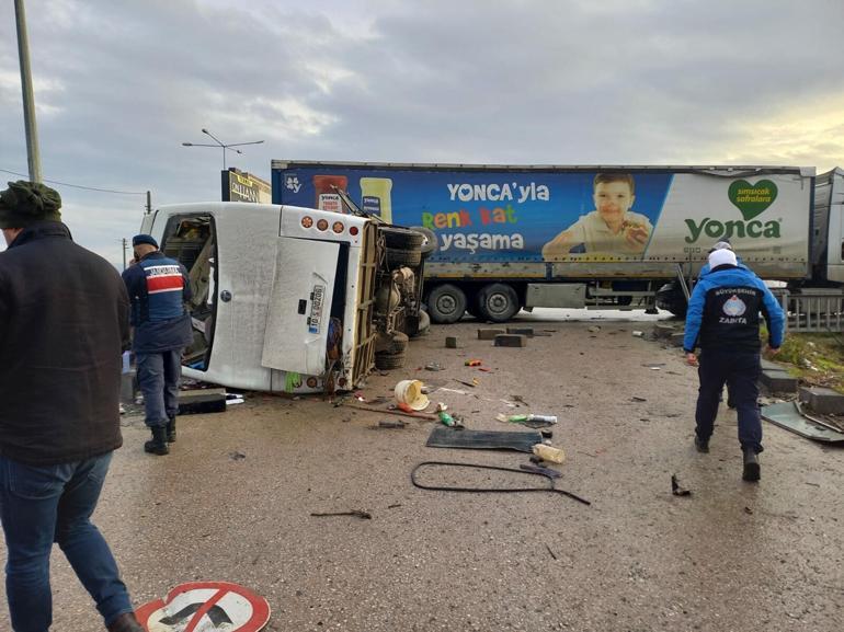 Balıkesirde öğrenci servisi ile TIR çarpıştı; 3ü ağır, 28 yaralı