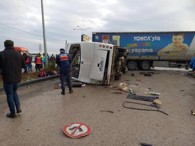 Balıkesirde öğrenci servisi ile TIR çarpıştı; 3ü ağır, 28 yaralı