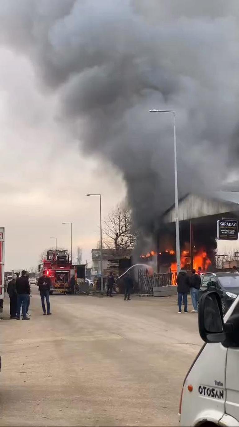 Geri dönüşüm tesisinde büro olarak kullanılan konteyner yandı