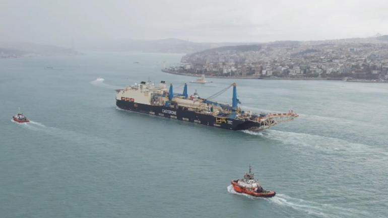 Karadenizde doğal gaz boru serimi yapacak Castorone gemisi İstanbul Boğazından geçiyor