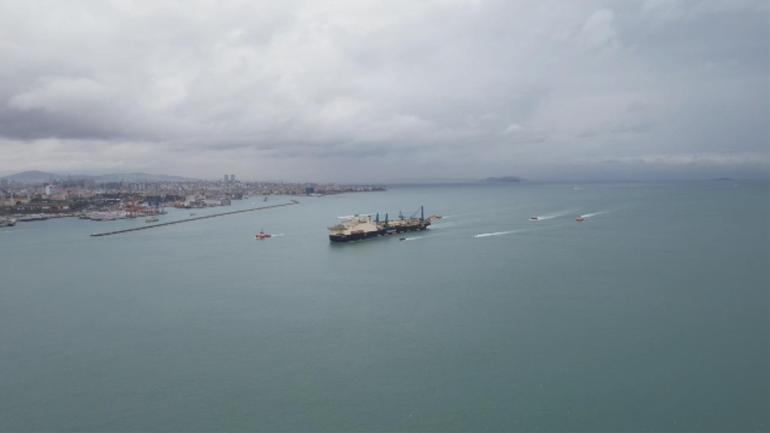 Karadenizde doğal gaz boru serimi yapacak Castorone gemisi İstanbul Boğazından geçiyor