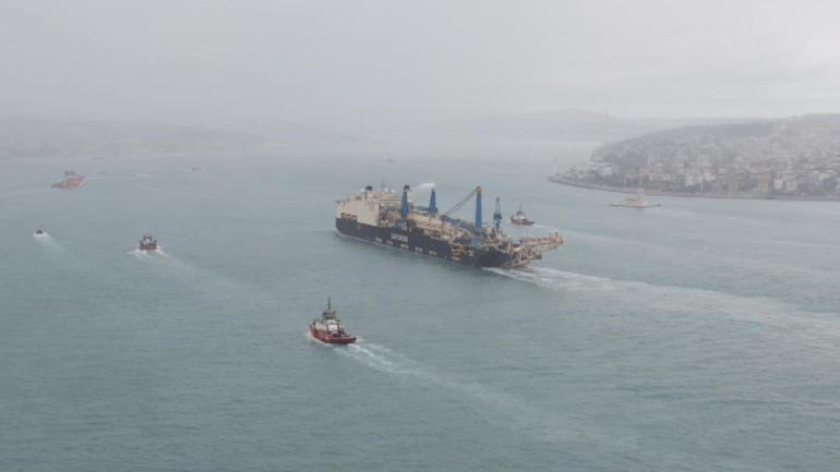 Karadenizde doğal gaz boru serimi yapacak Castorone gemisi İstanbul Boğazından geçiyor