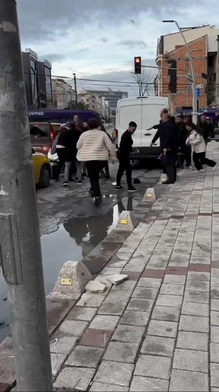 Zeytinburnu’nda cep telefonunu çalıp kaçan şüpheliyi vatandaşlar yakaladı