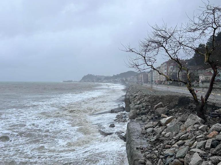 Fırtına nedeniyle Karadenizde oluşan dalgalar, İnebolu Sahiline hasar verdi