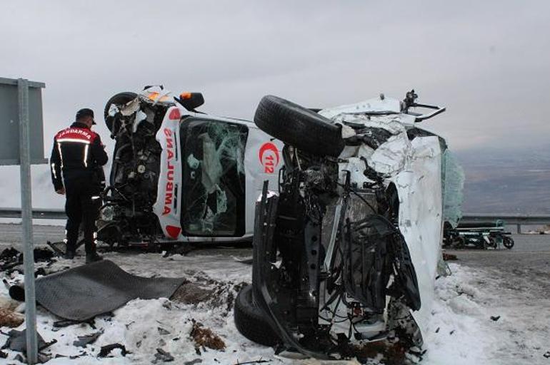 Malatyada ambulans ile kamyonet çarpıştı: 7 yaralı