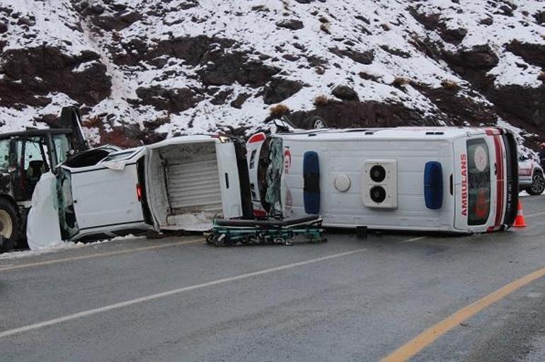 Malatyada ambulans ile kamyonet çarpıştı: 7 yaralı