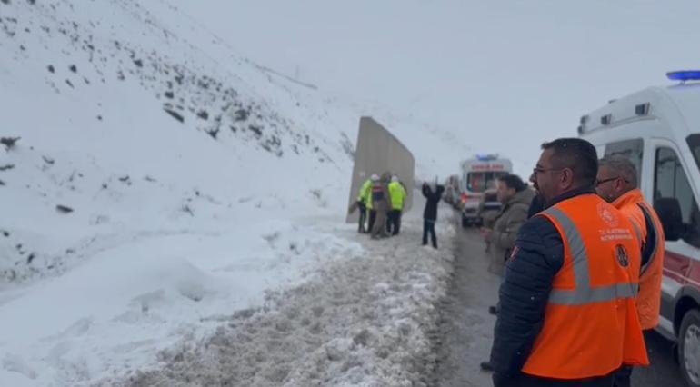 Erzincanda yolcu otobüsü, şarampole yuvarlandı; 1 ölü, 30 yaralı