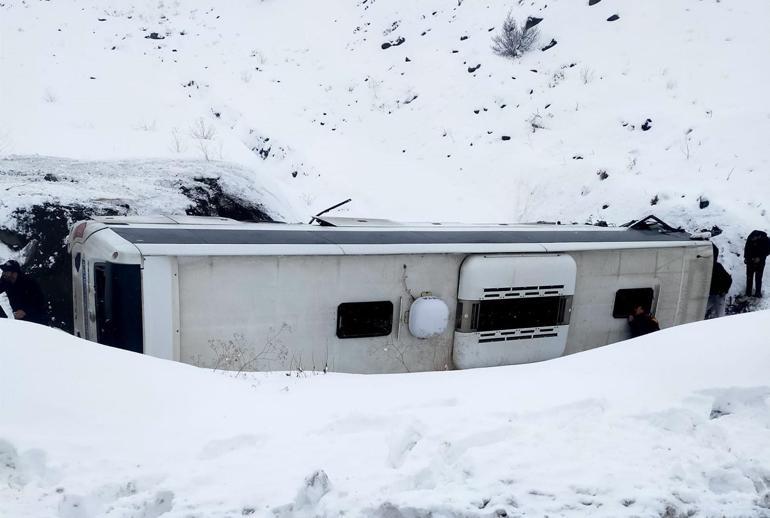 Erzincanda yolcu otobüsü, şarampole yuvarlandı; 1 ölü, 30 yaralı