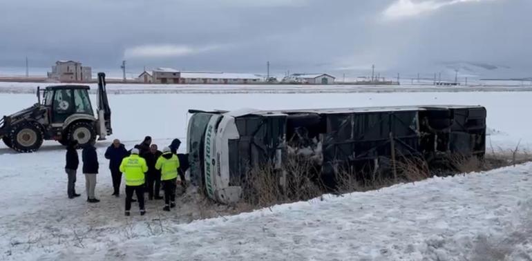 Karsta yolcu otobüsü, şarampole yuvarlandı: 23 yaralı