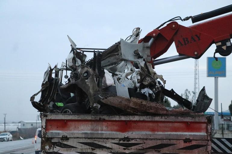 Denizlide 2 otomobil kafa kafaya çarpıştı; karı- koca ile oğulları öldü, 3 yaralı