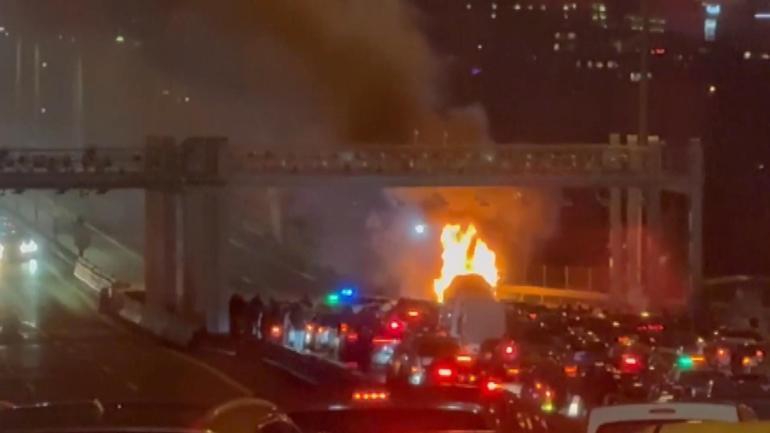 15 Temmuz Şehitler Köprüsünde otomobil yangını trafiğe neden oldu