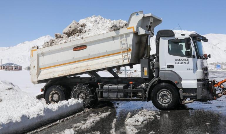 Vanda kar nedeniyle 163 yerleşim yerinin yolu kapandı