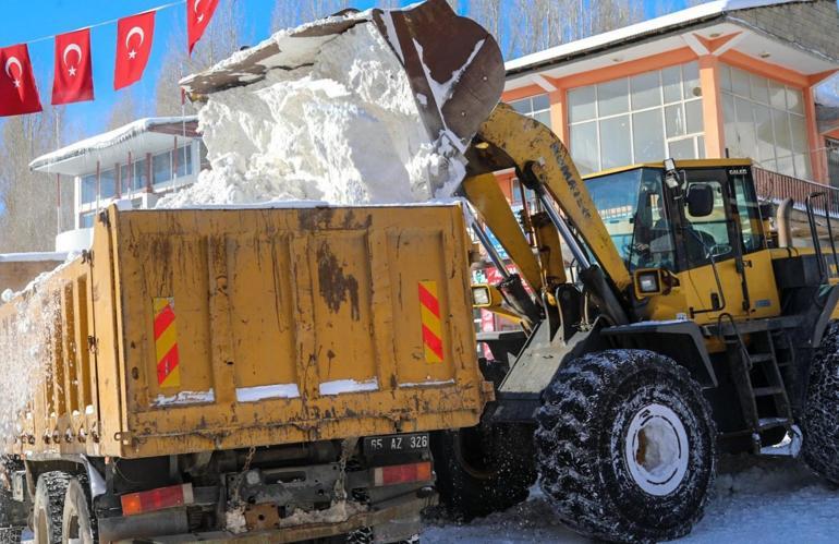 Vanda kar nedeniyle 163 yerleşim yerinin yolu kapandı