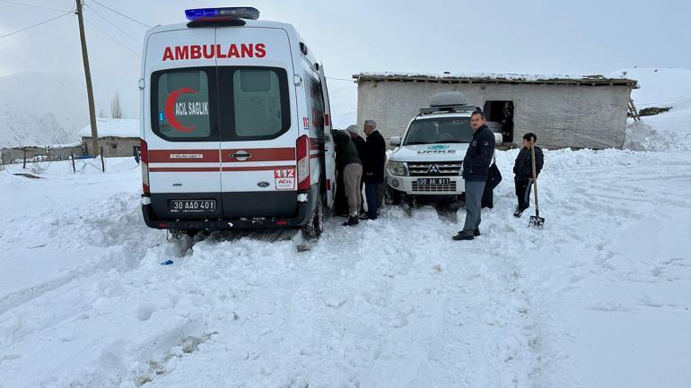 Hakkaride köyde mahsur kalan 70 yaşındaki hasta kurtarıldı