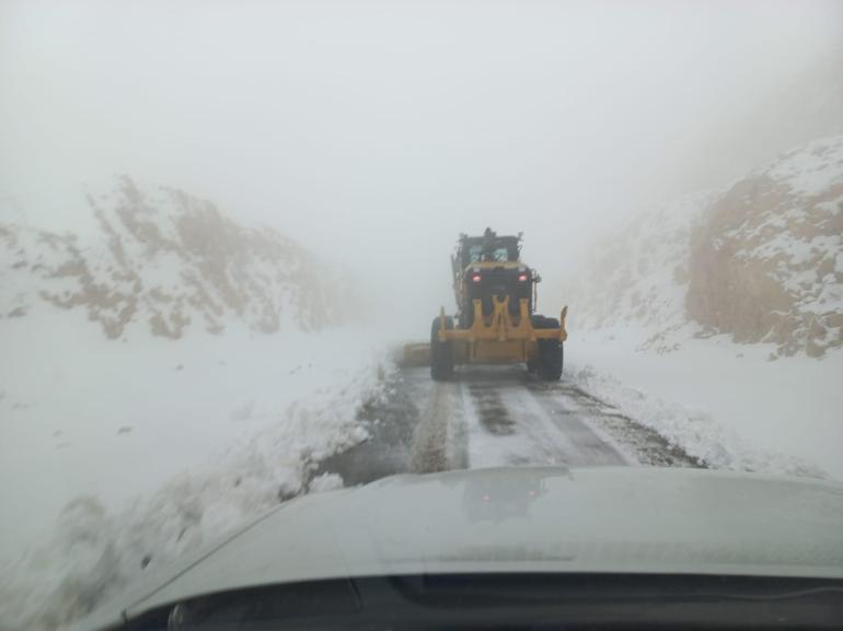 Siirt’te, kar nedeniyle kapanan yollar açıldı