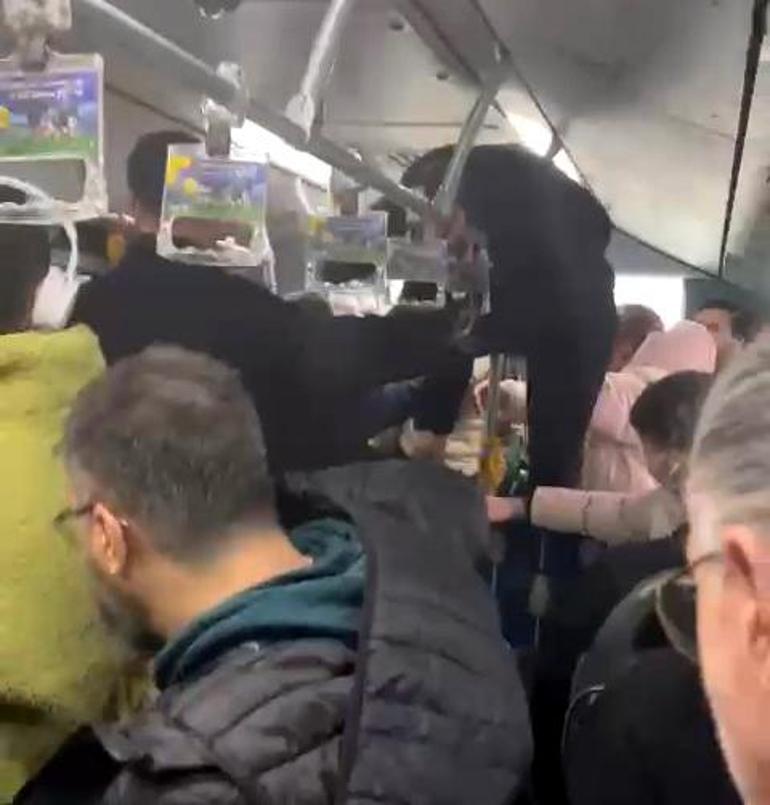 Metrobüste boş koltuk kavgasında aracın tutunma demirine tırmanıp yumruk attı