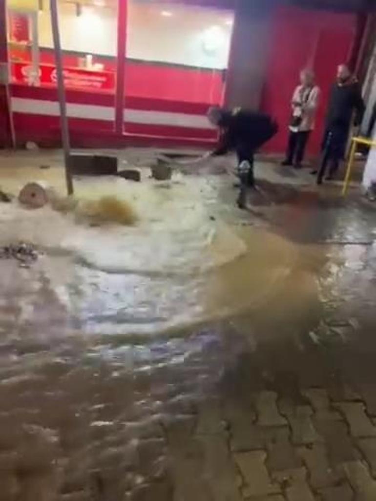 Kadıköyde kanalizasyon borusu patladı; dükkan zarar gördü