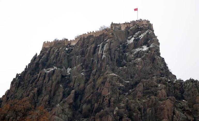 Okulların tatil edildiği Afyonkarahisarda beklenen kar yağışı başladı