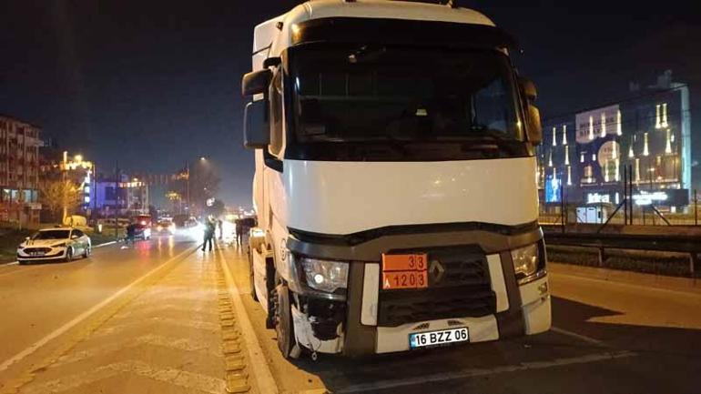 Bursada ters yönde giden otomobil TIR ile çarpıştı: 2 yaralı