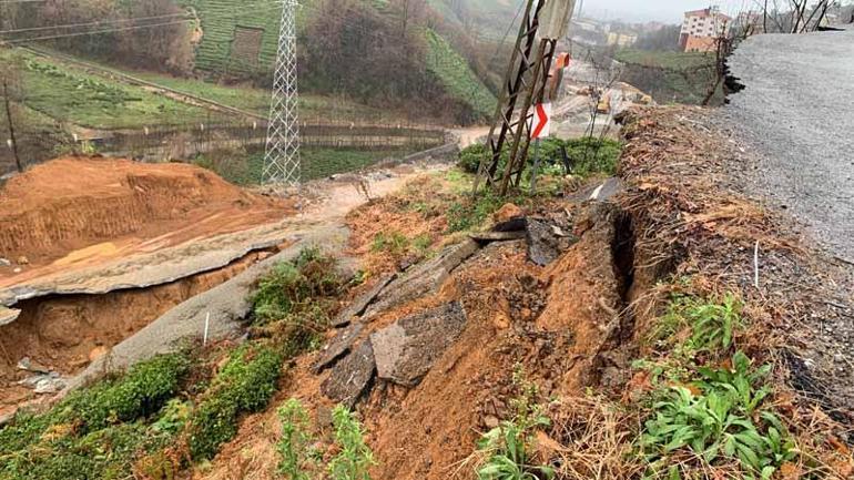 Rizede heyelanda köy yolu çöktü