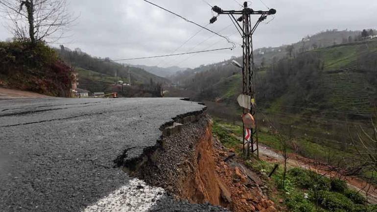 Rizede heyelanda köy yolu çöktü