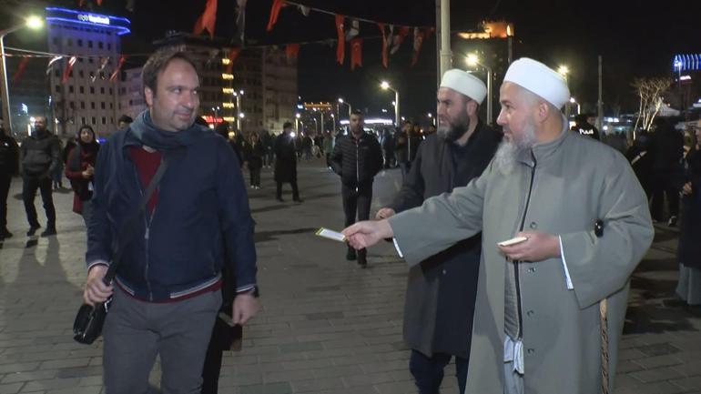 Tebliğciler, yılbaşı gecesi Taksim Meydanı’nda bildiri dağıttı