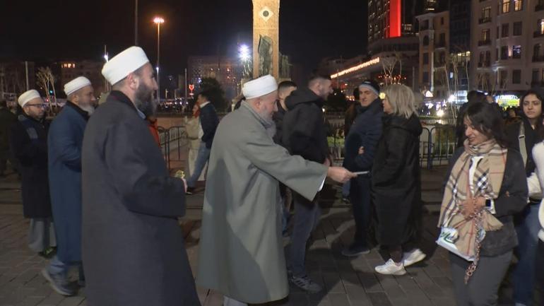 Tebliğciler, yılbaşı gecesi Taksim Meydanı’nda bildiri dağıttı