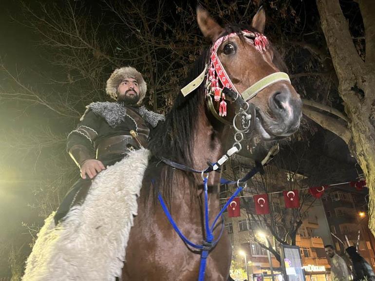 Yeni yıla at üstünde girdi