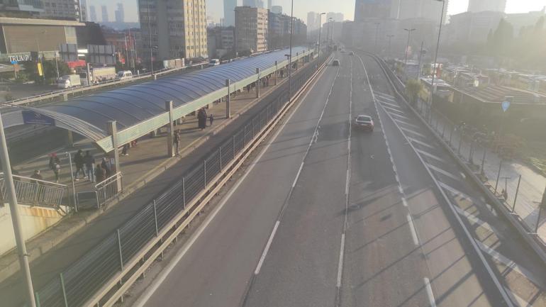 Yılın ilk günü İstanbulda yollar boş kaldı