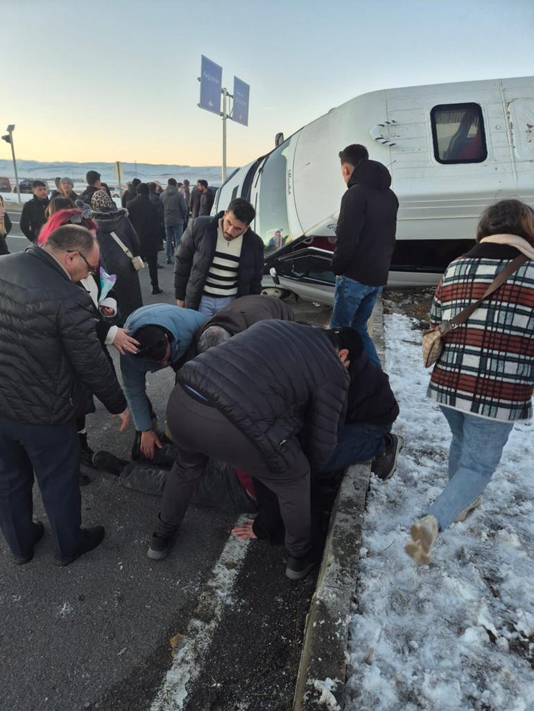 Kars’ta iki minibüs çarpıştı: 27 yaralı