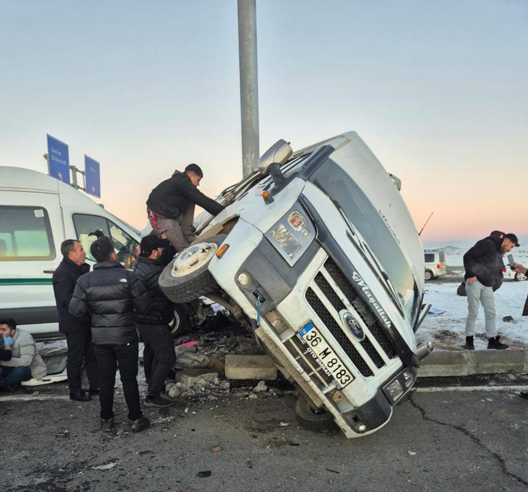 Kars’ta iki minibüs çarpıştı: 27 yaralı