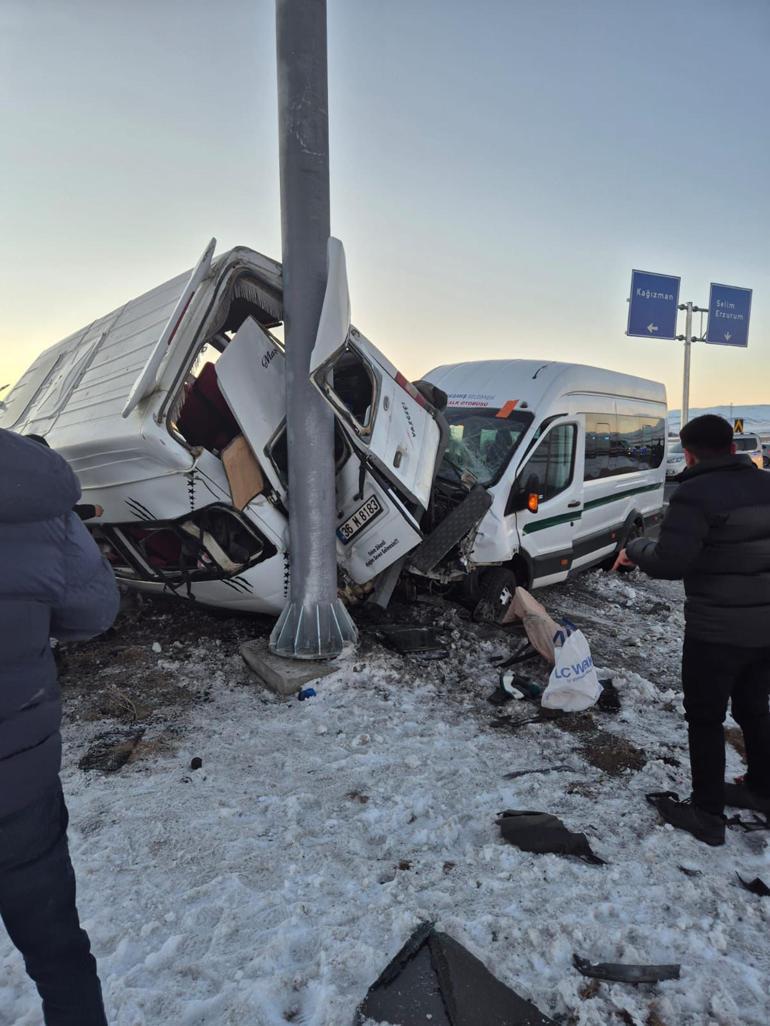 Kars’ta iki minibüs çarpıştı: 27 yaralı