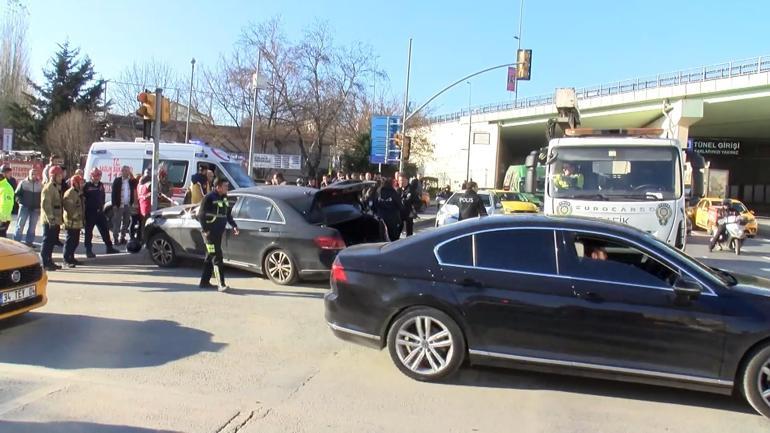 Şişlide ters yöne girip motosikletliye çarptı, yakınları gelene kadar aracından inmedi