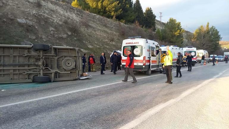 Balıkesirde yolcu midibüsü otomobile çarptı; 2 ölü, 21 yaralı