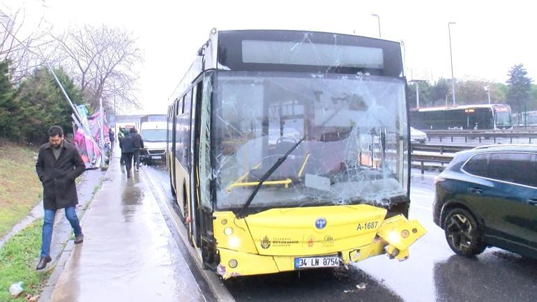 Bahçelievlerde İETT otobüsü yoldan çıkıp reklam panosuna çarptı