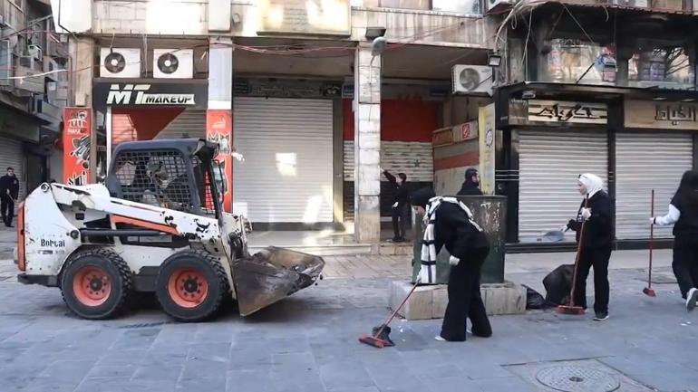 Suriyenin başkenti Şamda gönüllüler sokakları temizledi