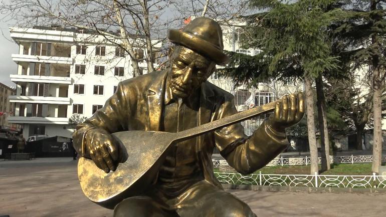 Avcılarda Aşık Veysel heykeline zarar verildi; kırılan saz yeniden yapıldı