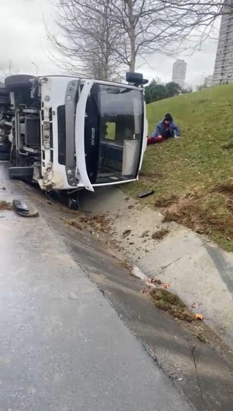 Esenyurtta şoförün hakimiyetini kaybettiği midibüs devrildi