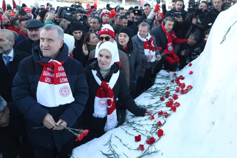 Sarıkamış Şehitleri anısına yapılan Kardan Heykeller Sergisi izlenime açıldı