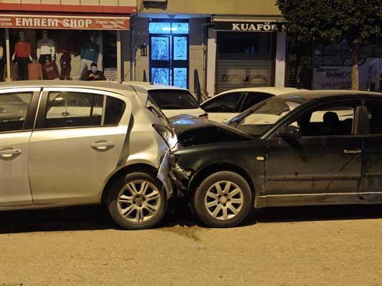 Adanada otomobil, park halindeki 5 araca çarptı: 3 yaralı