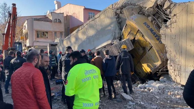 Uşakta yıkım sırasında iş makinesi operatörü göçük altında kaldı