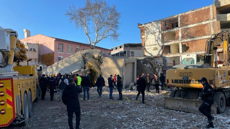 Uşakta yıkım sırasında iş makinesi operatörü göçük altında kaldı