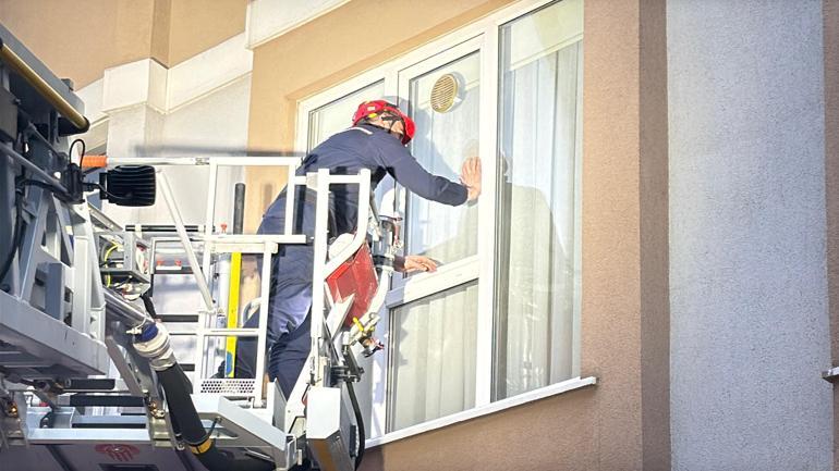 Kağıthane’de çalışır halde bıraktıkları çamaşır makinesi kapının açılmasını engelledi; itfaiye yardıma geldi