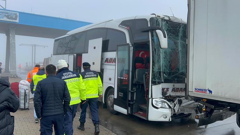 Yolcu otobüsü, önündeki TIRa çarptı: 8 yaralı