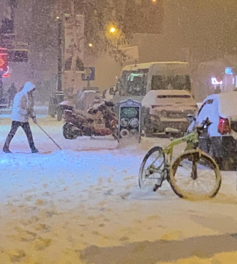 Ardahan ve Karsta soğuk hava yerini kar yağışına bıraktı